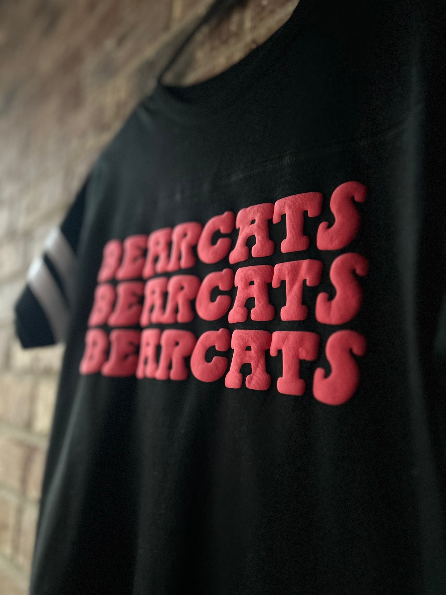 Bearcats Varsity Tee - black/red puff