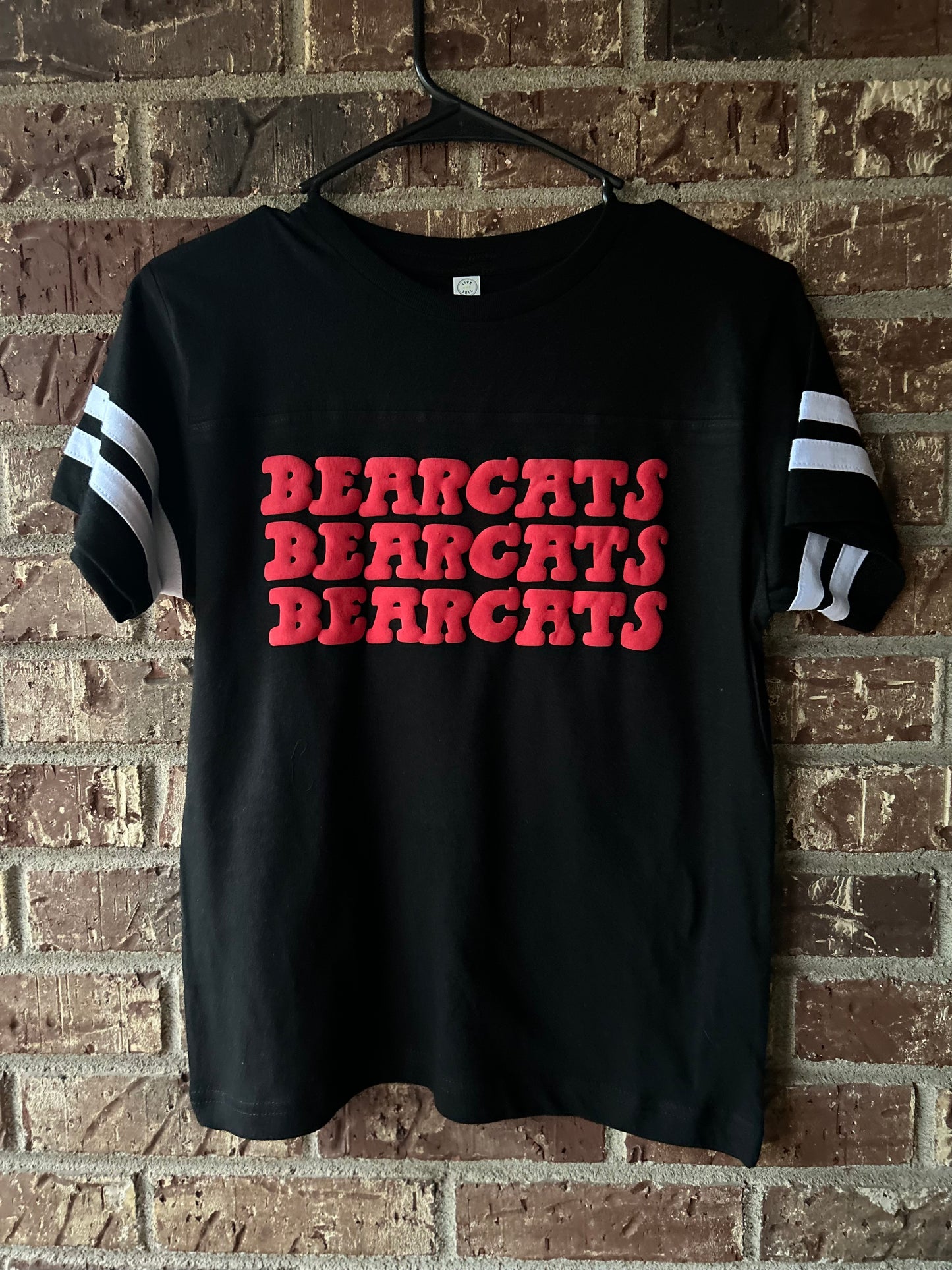 Bearcats Varsity Tee - black/red puff